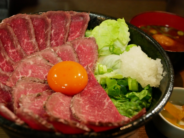 トロけるお肉 ローストビーフ丼の盛り付け 食べ方レシピ 北海道へ行こう